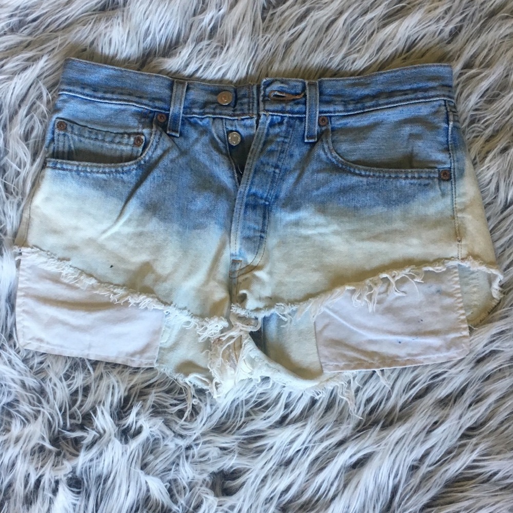 Levi’s Cut Off Bleach Shorts